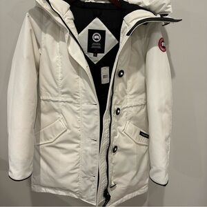 Canada Goose Rossclair Parka Black Label
Size Small. New with Tags!